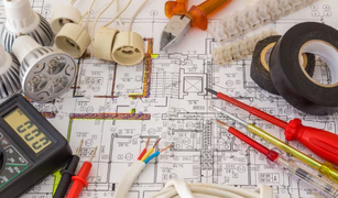Herramientas y plano para servicio eléctrico domiciliario
